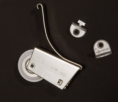 滑轮侧面有品牌LOGO标识